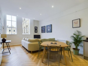 Arcadia House, central location with parking, King size bed and WiFi